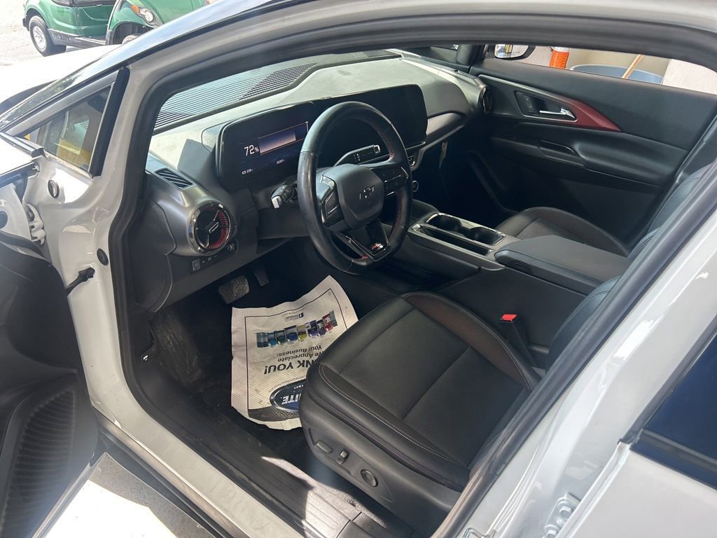 Used 2024 Chevrolet Equinox EV RS FWD image 3