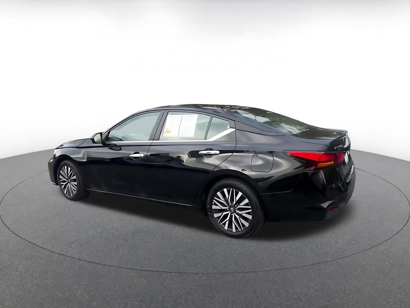 Used 2025 Nissan Altima 2.5 SV image 10