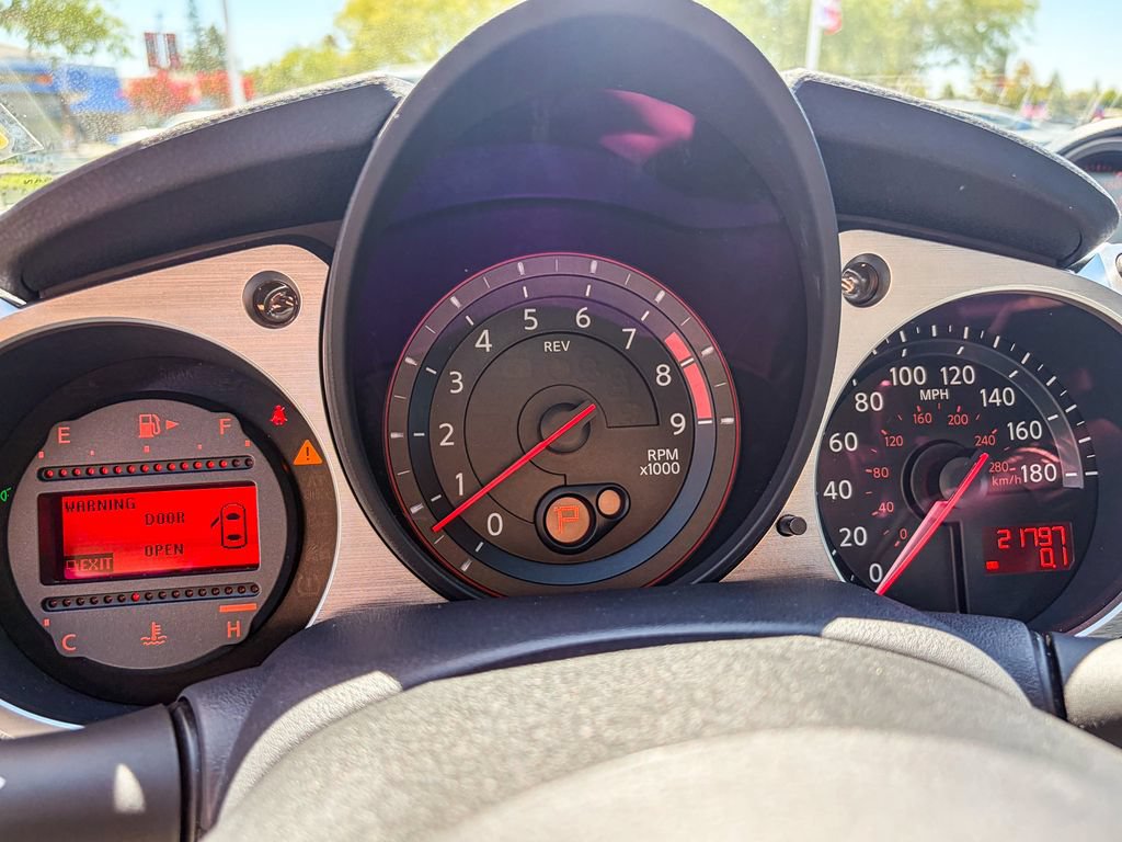 Used 2016 Nissan 370Z Coupe RWD image 10