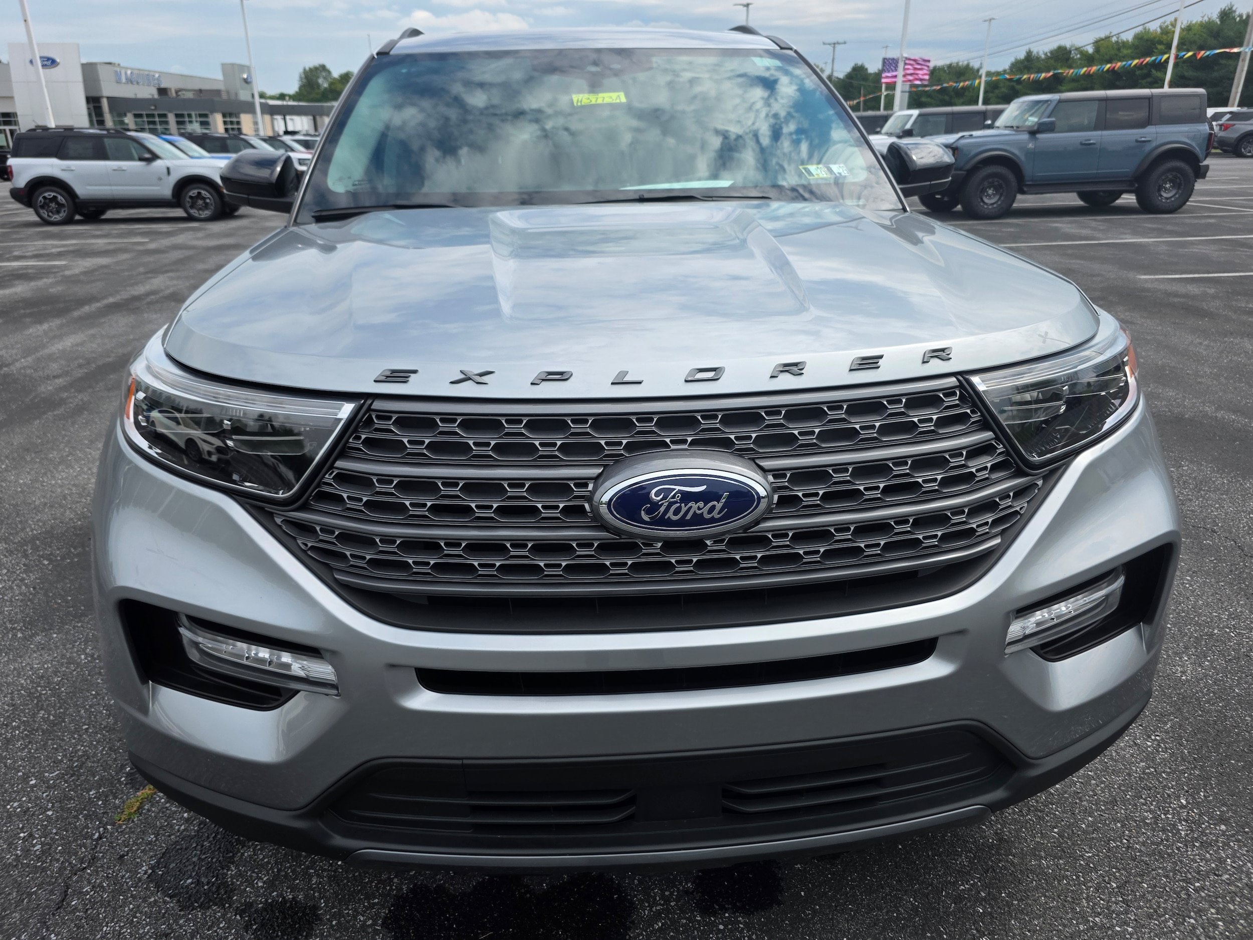 Used 2023 Ford Explorer XLT w/ Equipment Group 202A AWD/4WD image 8
