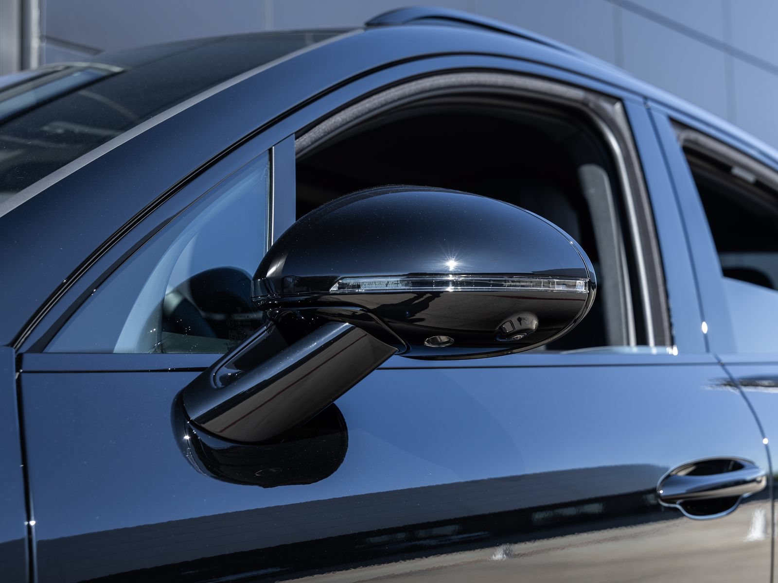 Certified 2026 Porsche Macan AWD/4WD image 17