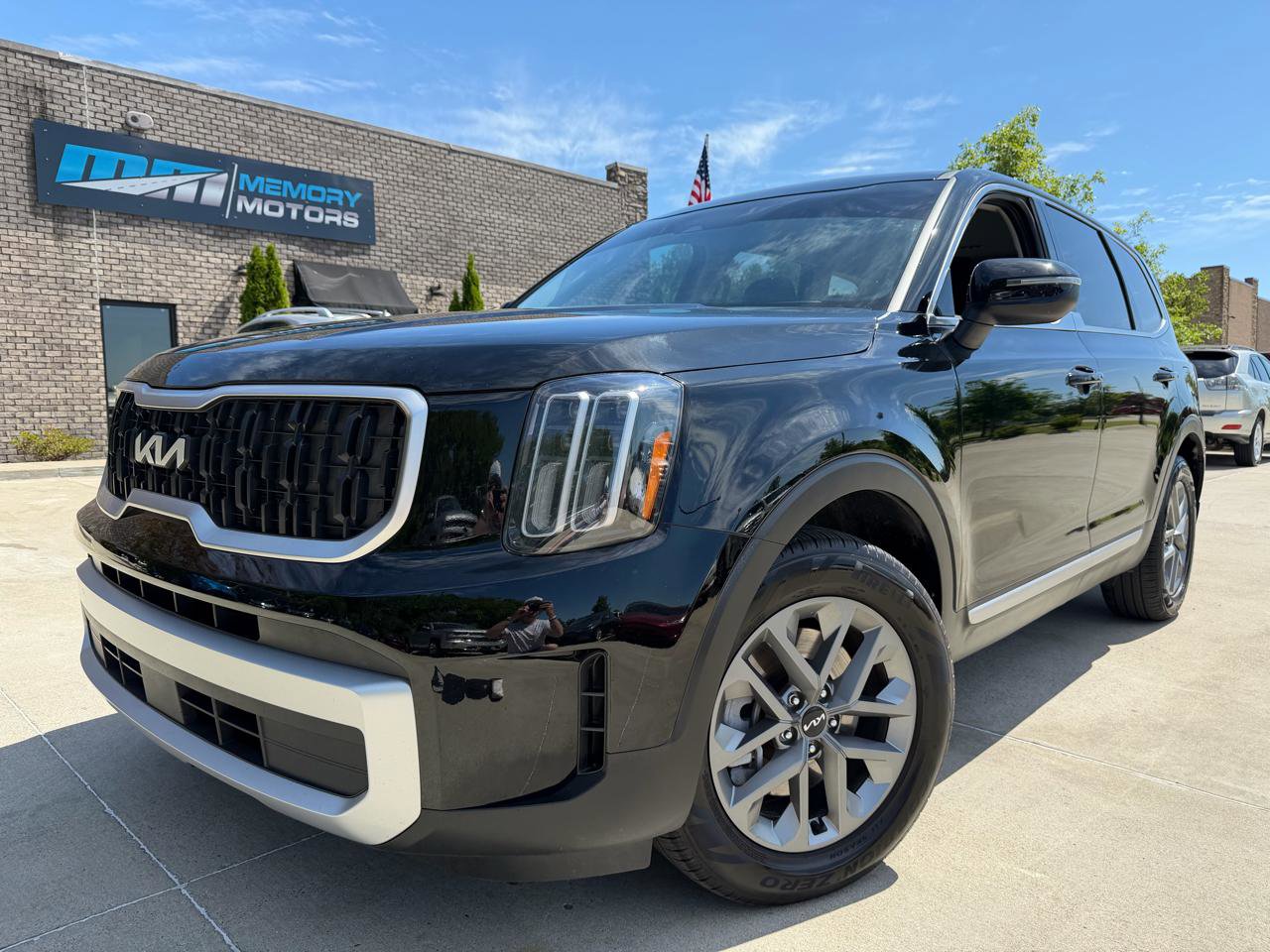 Used 2025 Kia Telluride LX FWD image 1
