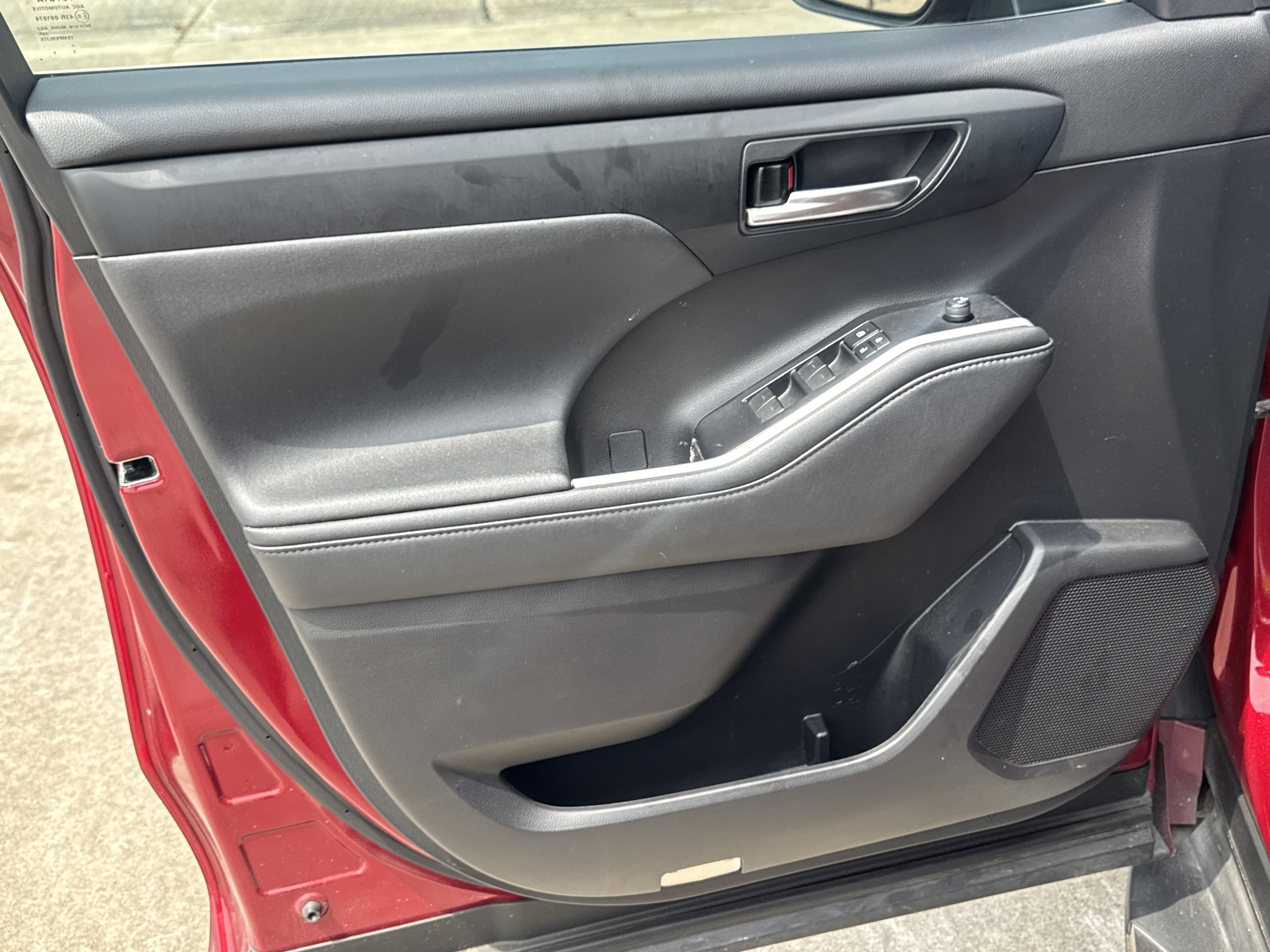 Used 2021 Toyota Highlander XLE FWD image 3