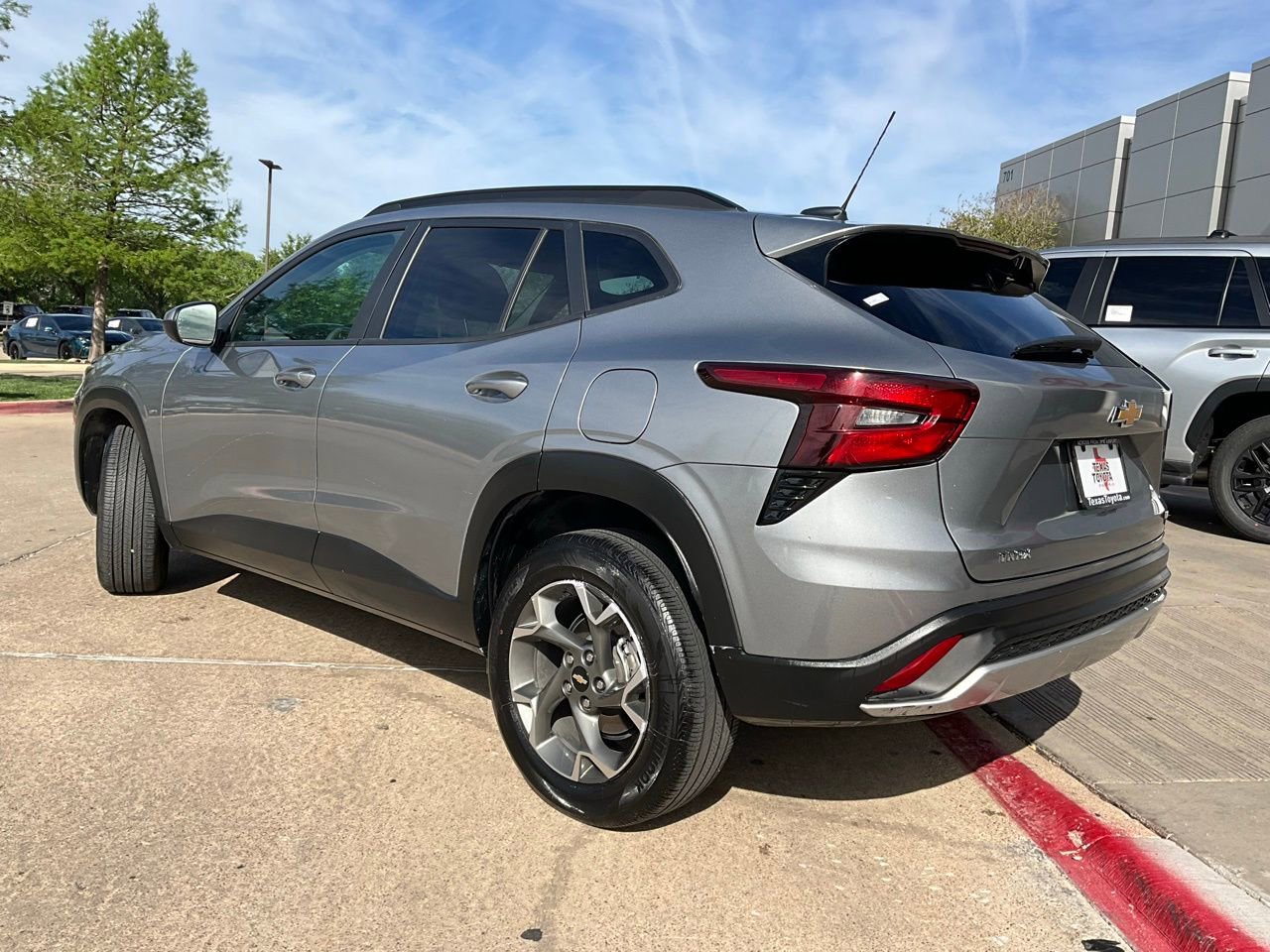 Used 2025 Chevrolet Trax LT image 8