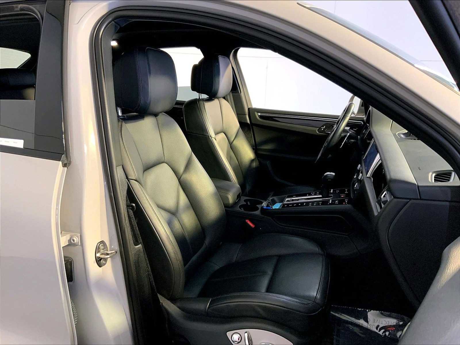 Certified 2023 Porsche Macan AWD/4WD image 18