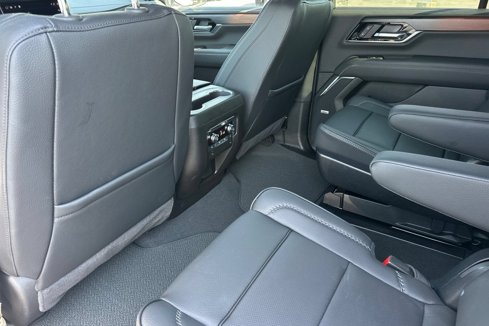 Used 2026 GMC Yukon Denali w/ Sun & Power Step Package AWD/4WD image 16