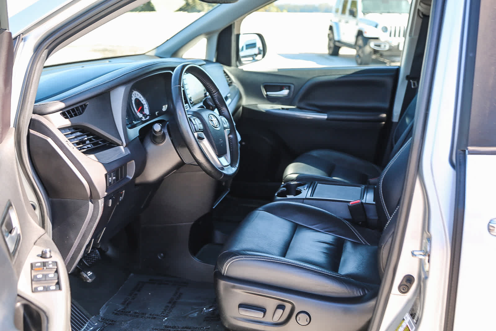 Certified 2019 Toyota Sienna SE w/ SE Preferred Package AWD/4WD image 17