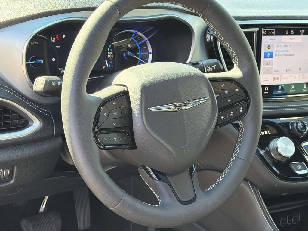 Used 2025 Chrysler Pacifica Premium FWD image 10