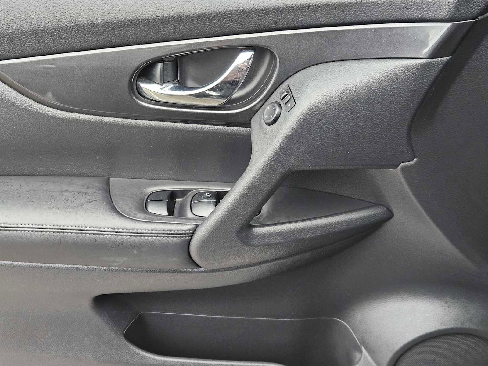 Used 2017 Nissan Rogue SV w/ SV Premium Package FWD image 23