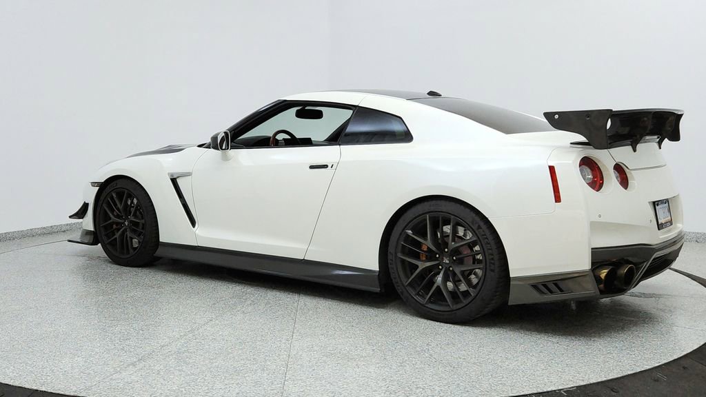 Used 2017 Nissan GT-R Premium w/ Premium Interior Package image 3