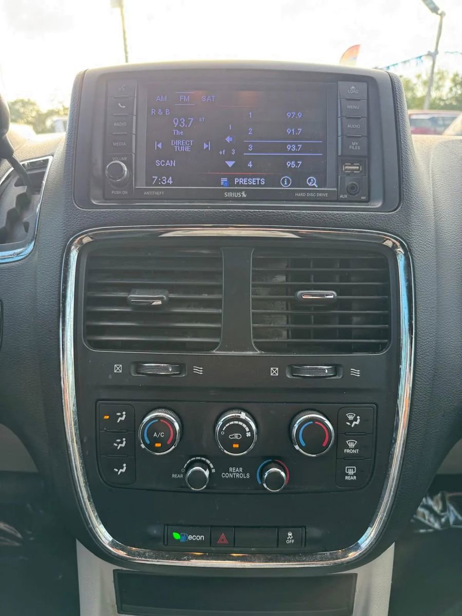 Used 2018 Dodge Grand Caravan SXT image 12