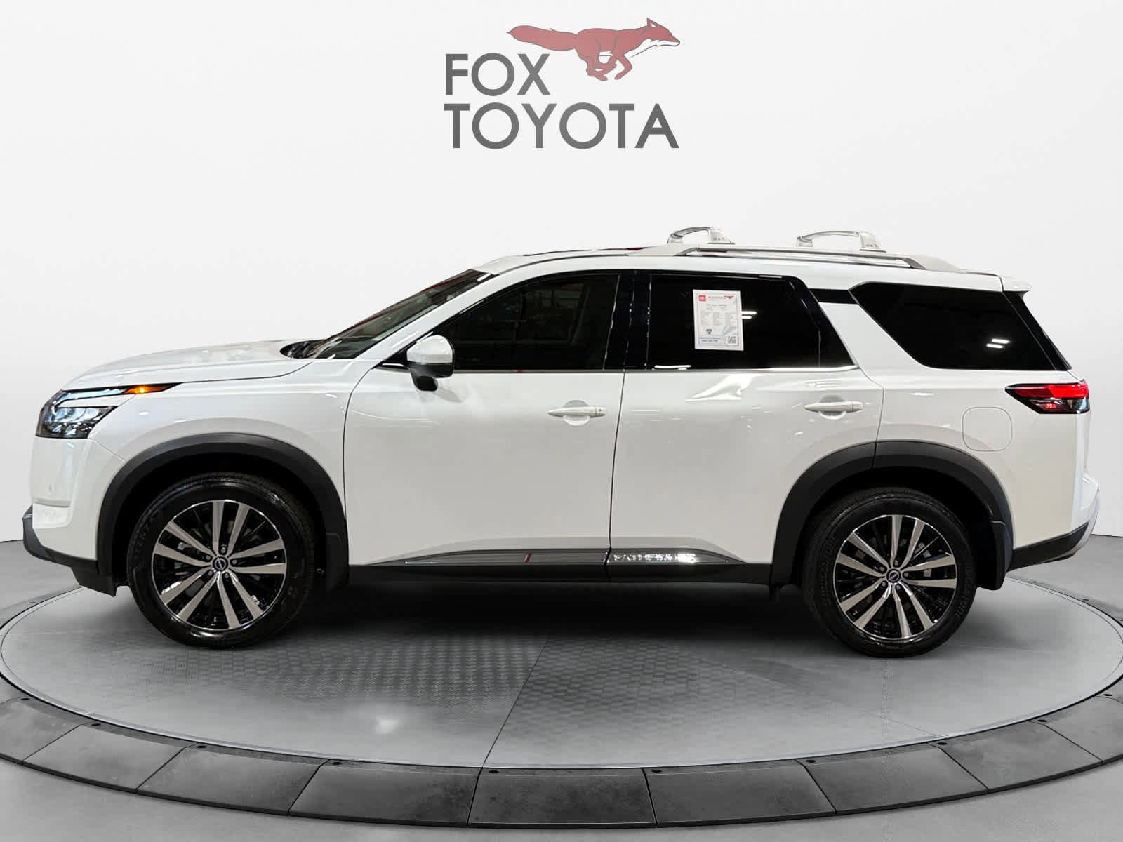 Used 2025 Nissan Pathfinder Platinum image 2