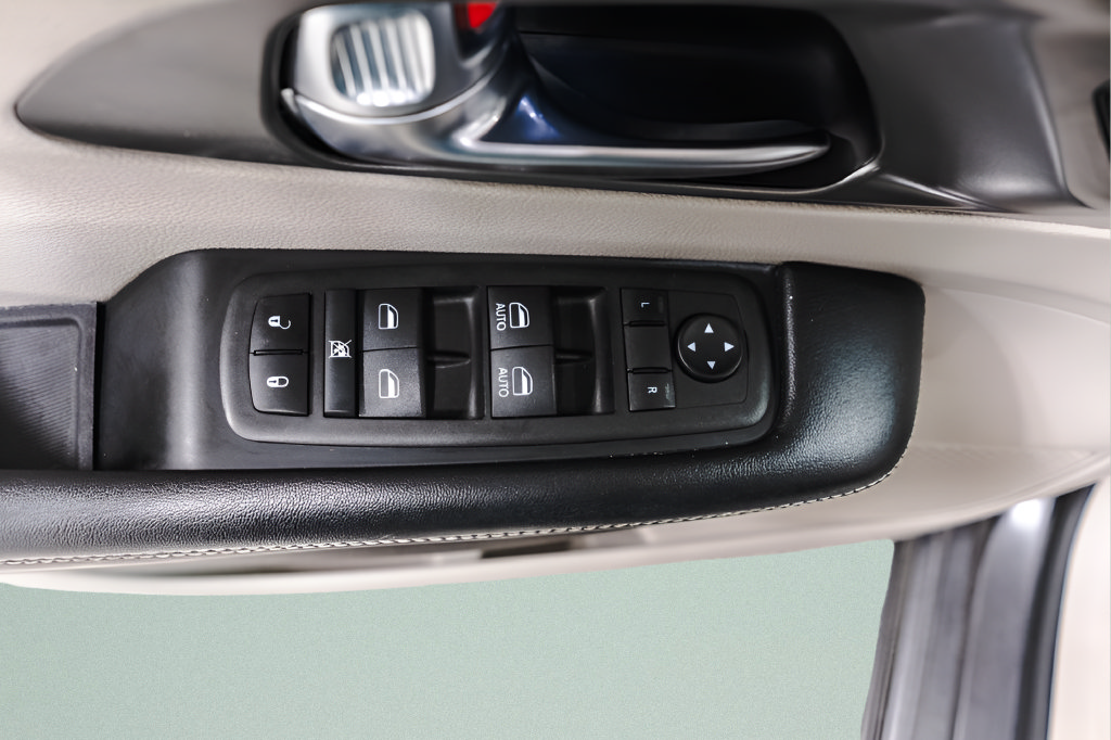 Used 2023 Chrysler Pacifica Touring-L FWD image 25