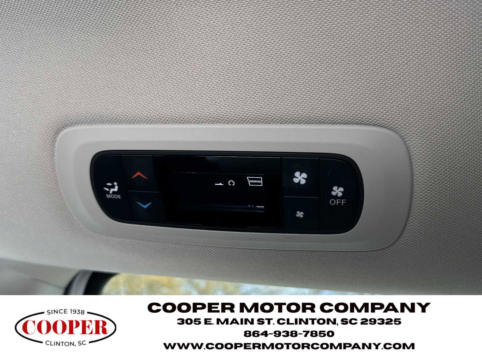 Used 2023 Chrysler Voyager LX image 23