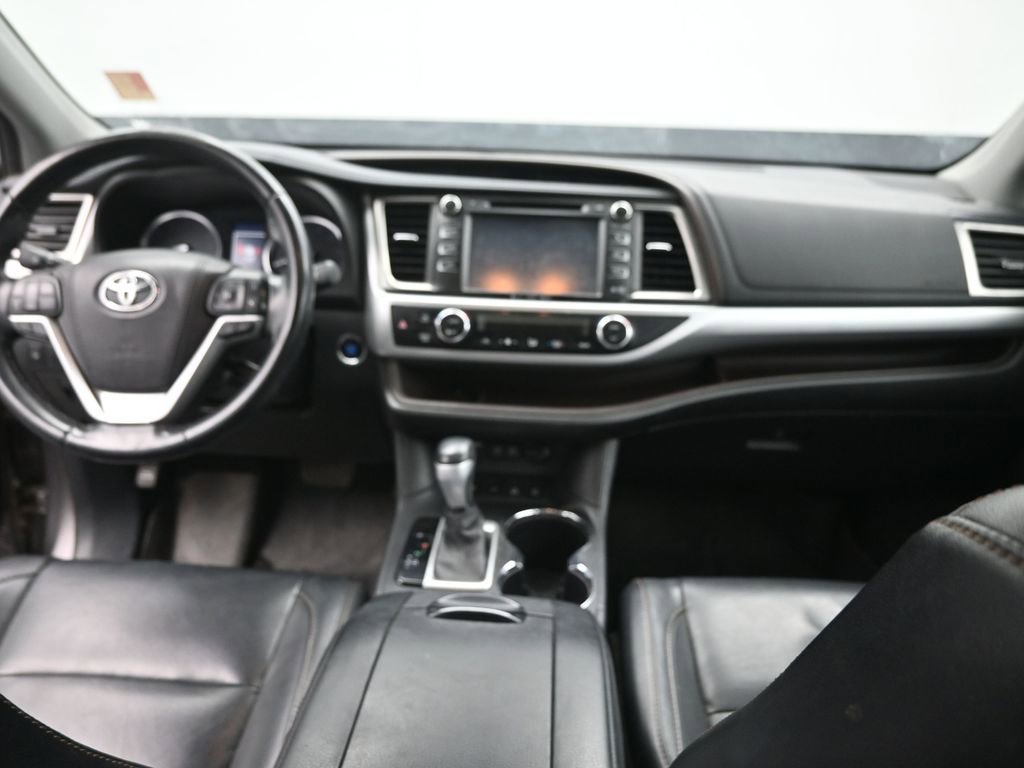 Used 2025 Nissan Frontier PRO-4X image 13