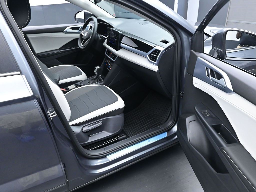 New 2025 Volkswagen Taos SE image 31