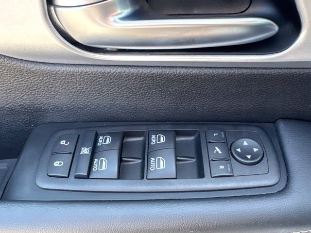 Used 2026 Chrysler Pacifica Limited FWD image 9