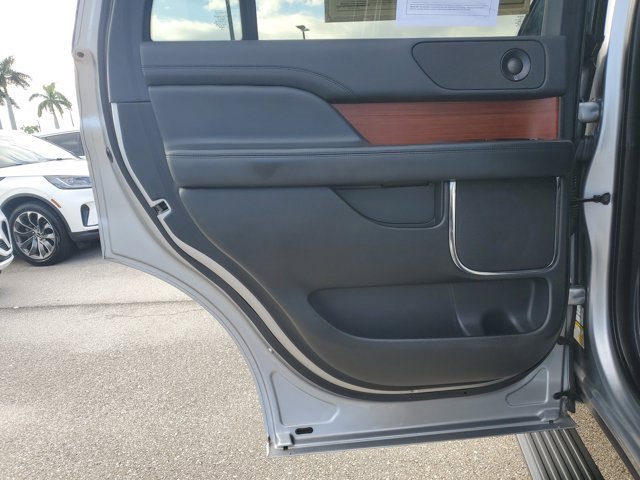 Used 2022 Lincoln Navigator Reserve image 13