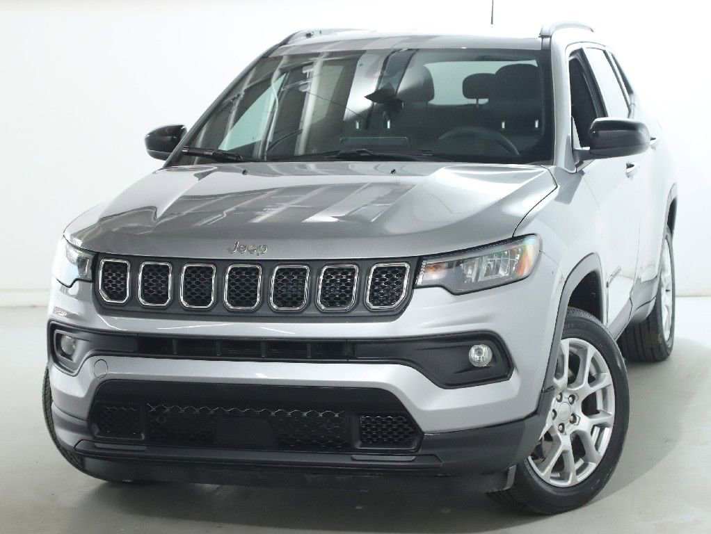 Used 2024 Jeep Compass Latitude image 3