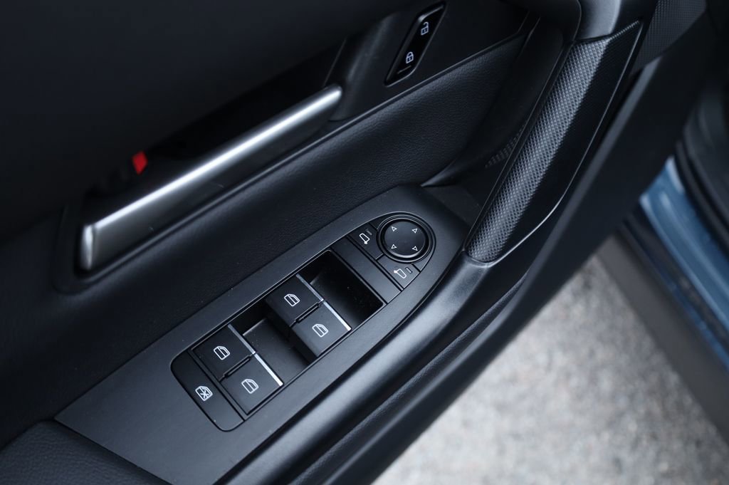 Used 2025 MAZDA CX-50 AWD 2.5 S w/ Premium Package image 18