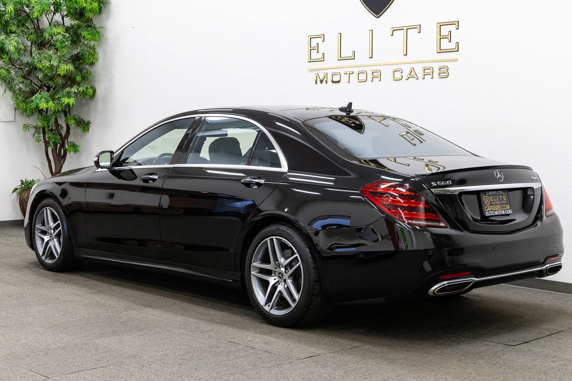 Used 2018 Mercedes-Benz S 560 4MATIC Sedan w/ AMG Line Exterior image 3