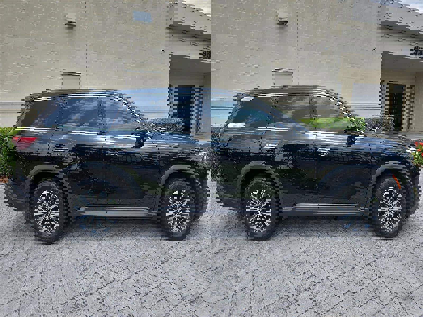 Certified 2024 INFINITI QX60 Pure image 3