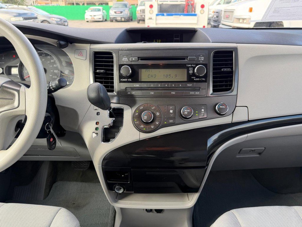 Used 2014 Toyota Sienna L image 25
