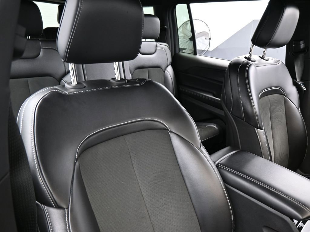 Used 2023 Jeep Grand Cherokee L Laredo image 40