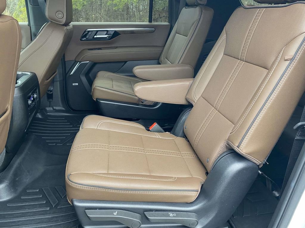 Used 2025 Chevrolet Suburban High Country AWD/4WD image 10