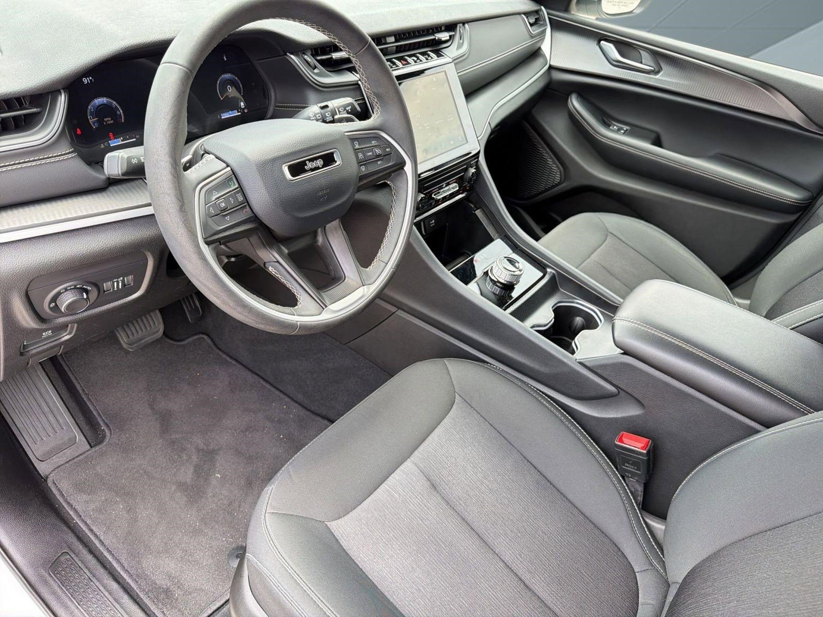 Used 2025 Jeep Grand Cherokee Laredo X RWD image 4