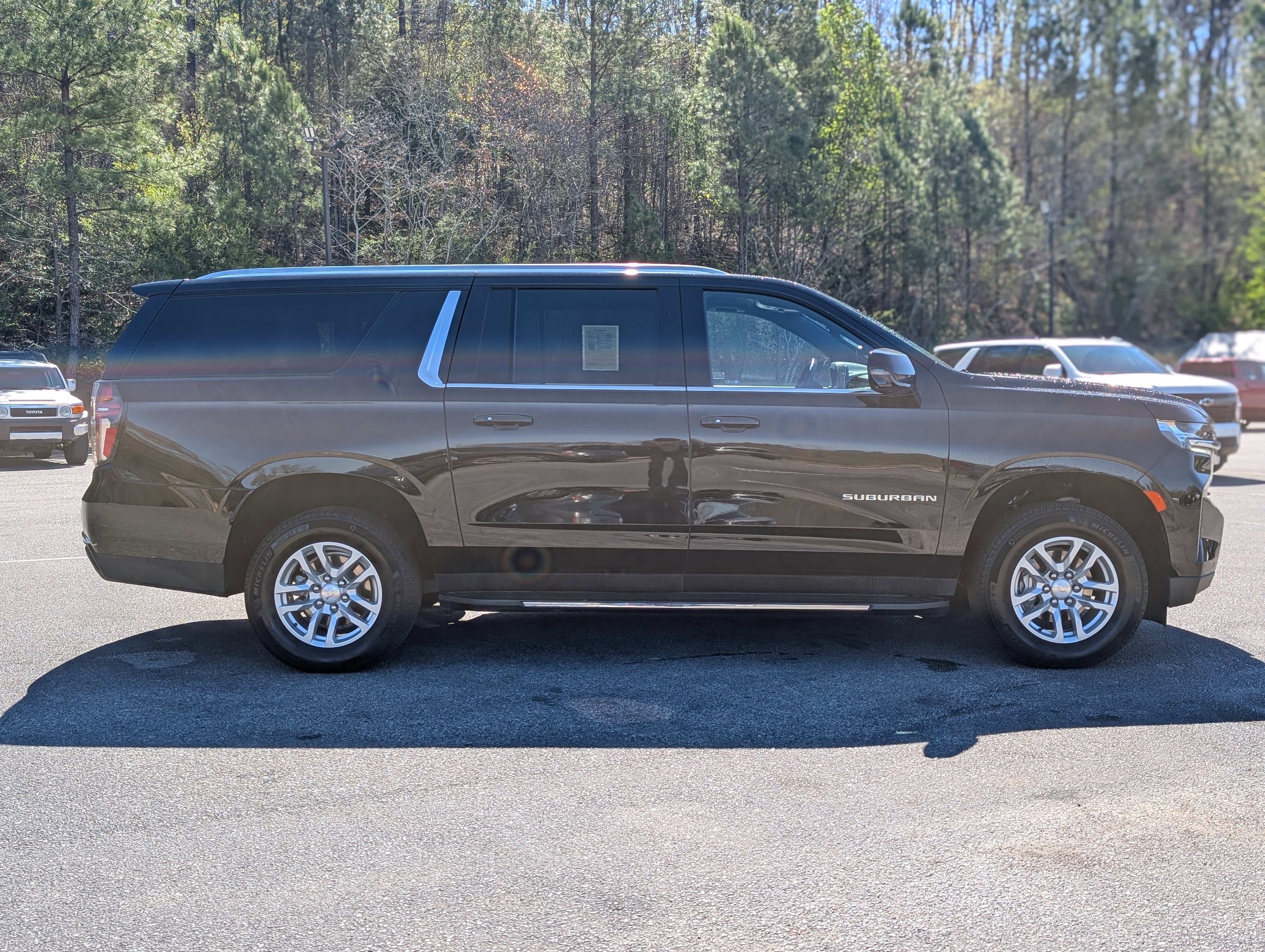 Used 2024 Chevrolet Suburban LT w/ Luxury Package RWD image 10