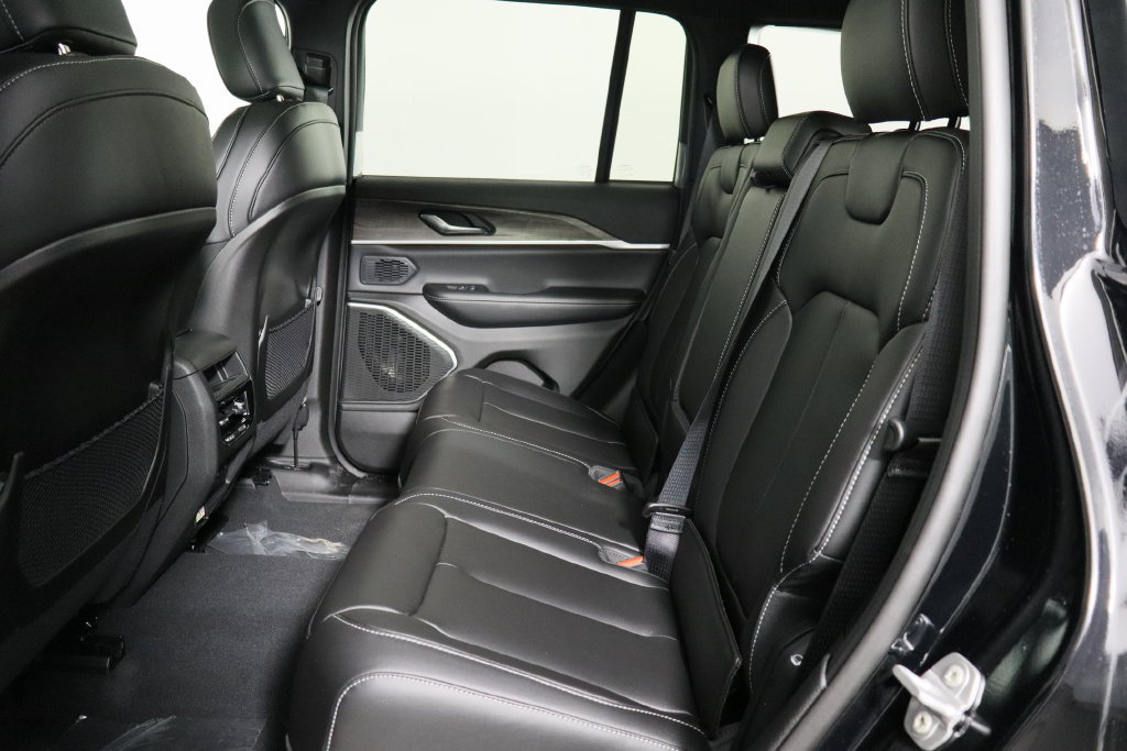 New 2026 Jeep Grand Cherokee Limited w/ Limited Altitude Package AWD/4WD image 17