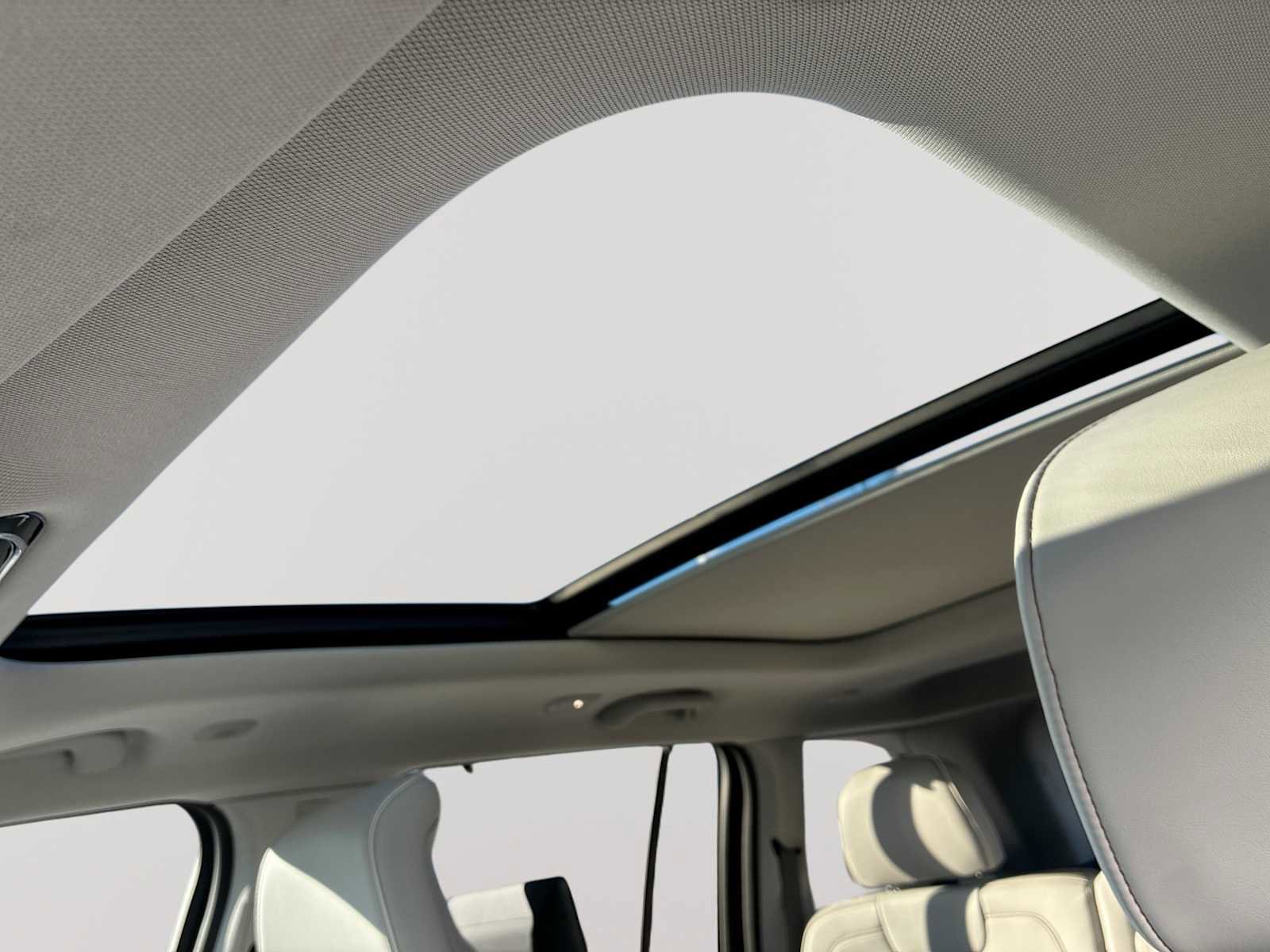 Used 2023 Jeep Grand Cherokee Overland w/ Advanced Protech Group III image 19