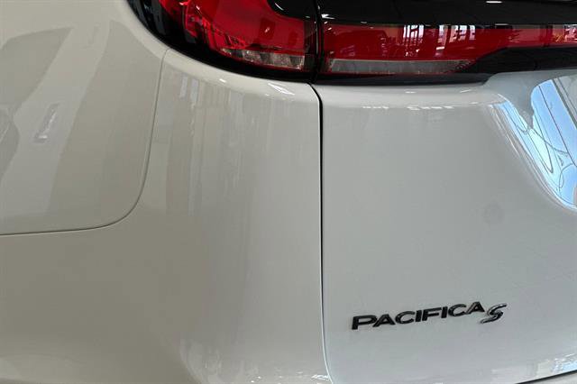 New 2026 Chrysler Pacifica Limited w/ Uconnect Theater Family Group image 6