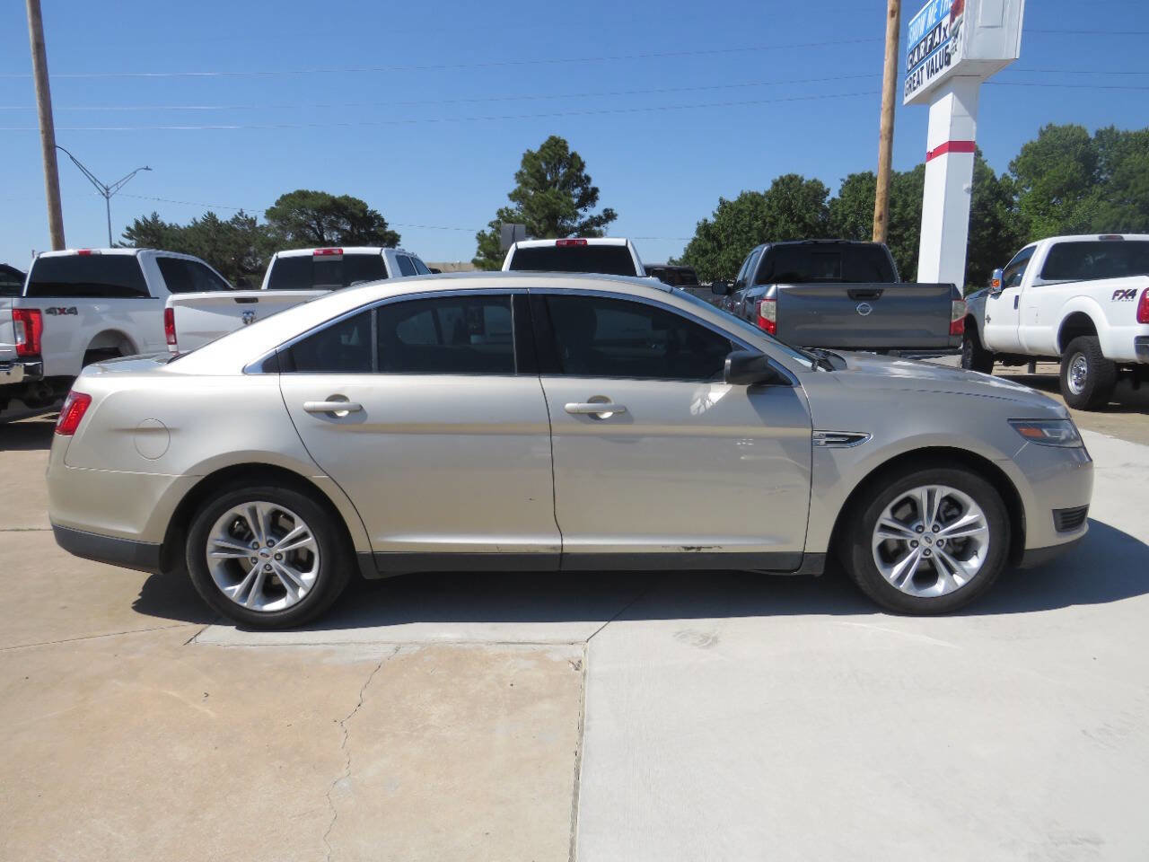 Used 2017 Ford Taurus SE FWD image 2