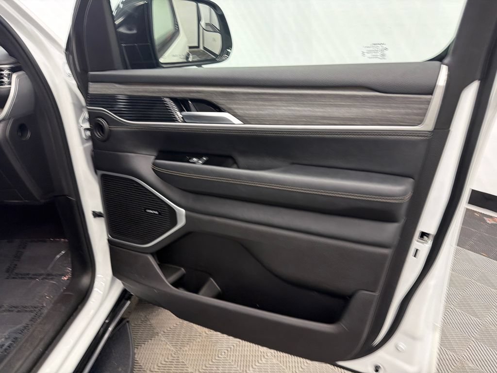 Used 2024 Jeep Wagoneer L Series II w/ Flexible Seating Group RWD image 16