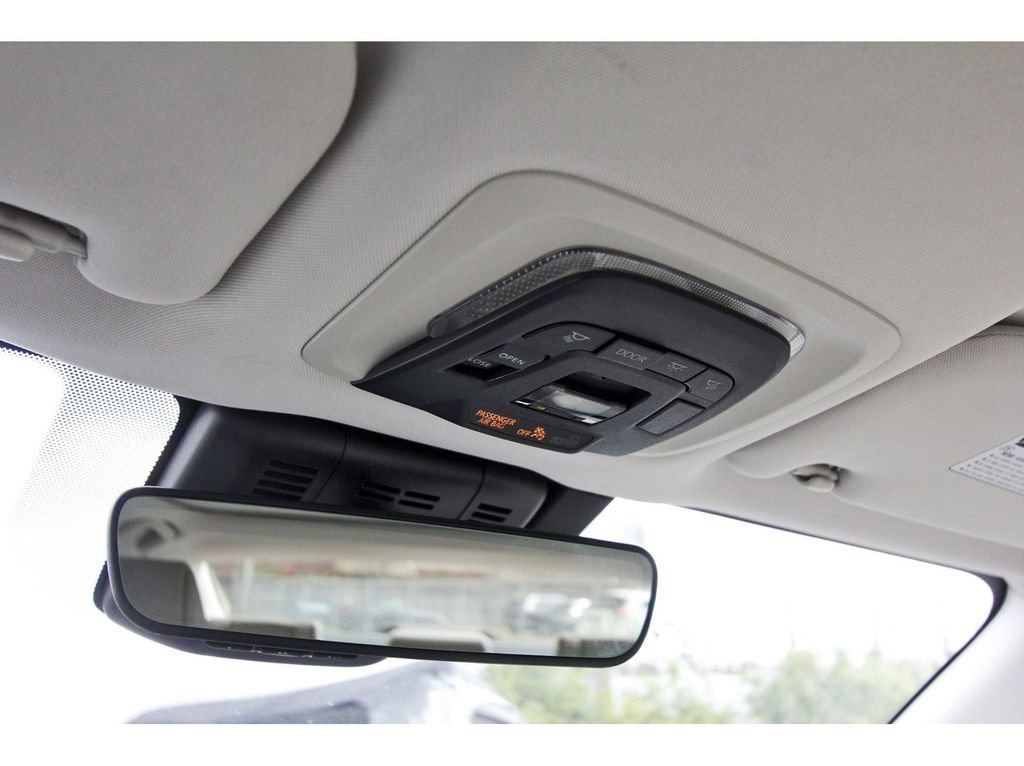 Used 2023 Toyota Crown Limited image 28