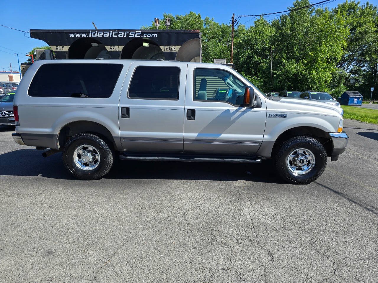 Used 2004 Ford Excursion XLT AWD/4WD image 2