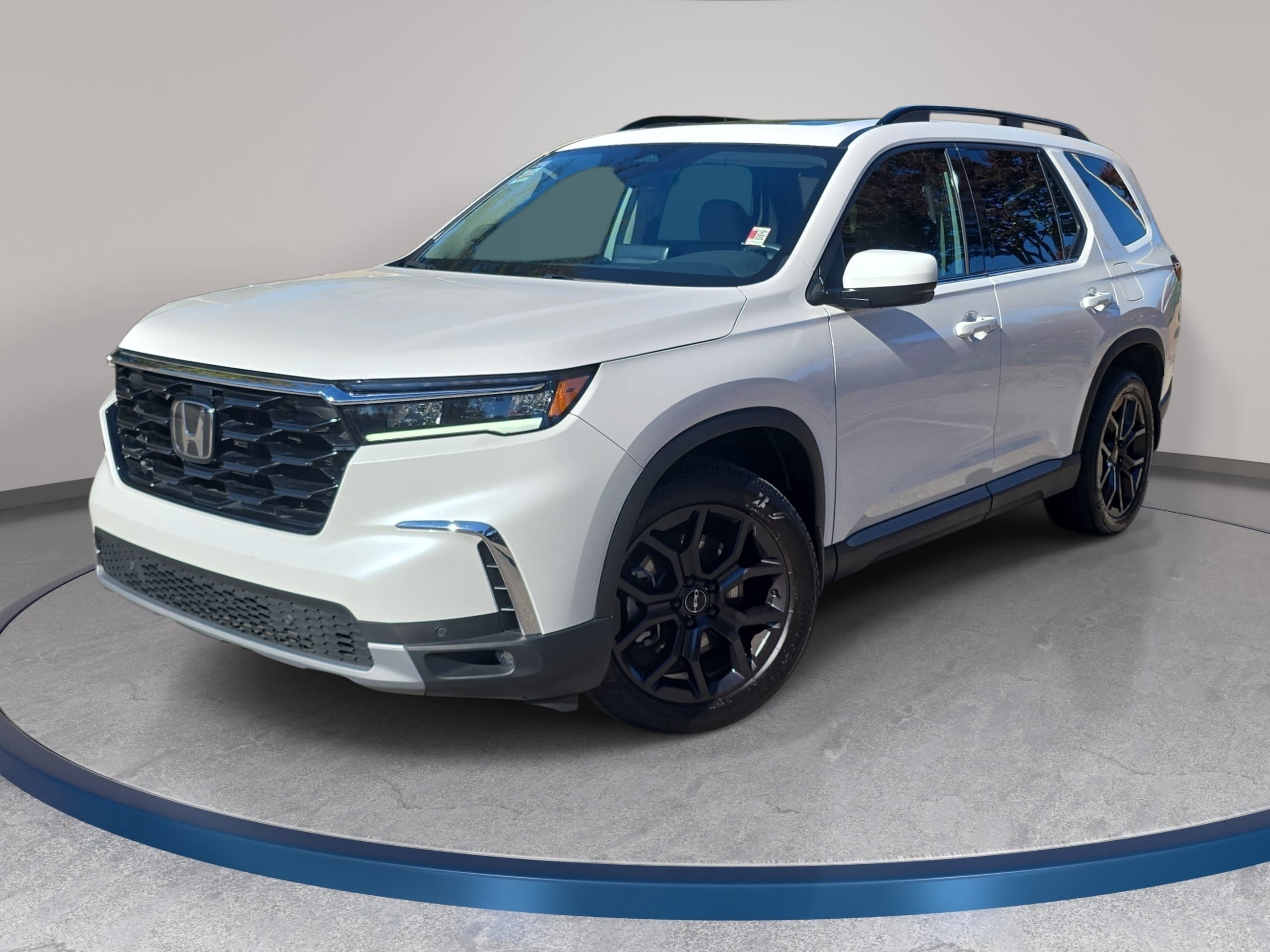 Used 2025 Honda Pilot Touring image 1