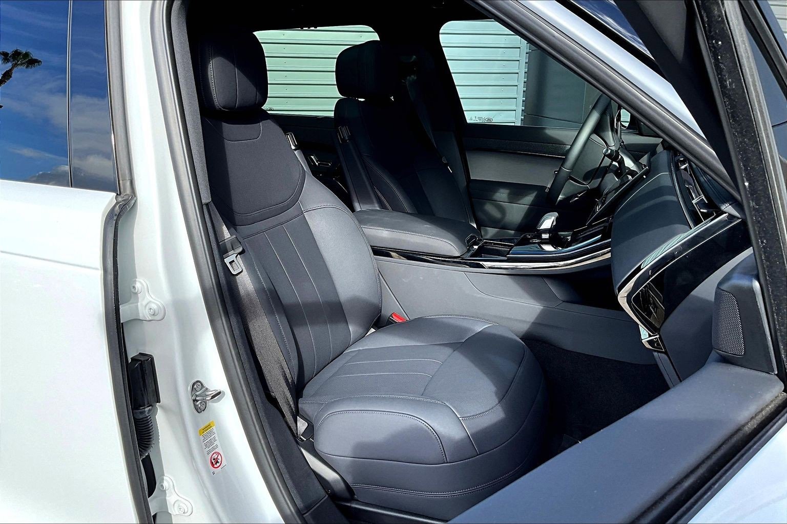 Used 2025 Land Rover Range Rover Sport SE image 7