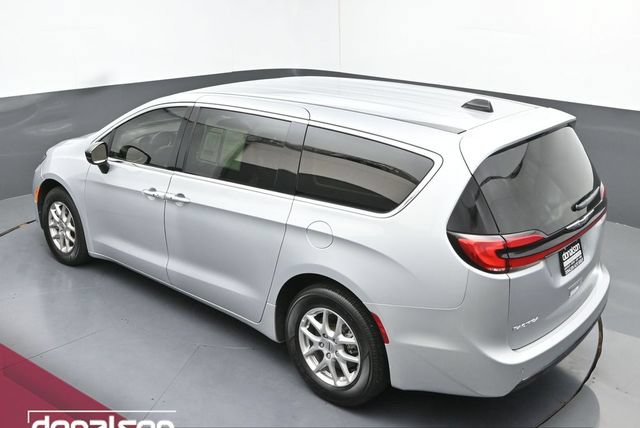 Used 2024 Chrysler Pacifica Touring-L FWD image 19