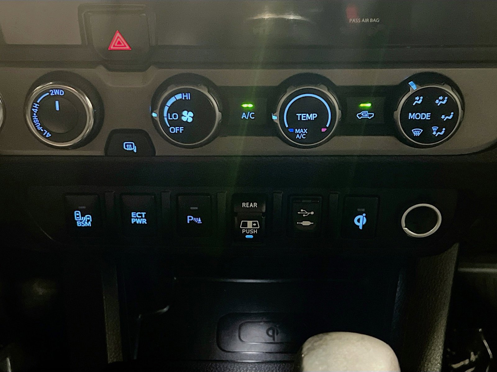 Used 2018 Toyota Tacoma TRD Off-Road w/ Technology Package AWD/4WD image 11