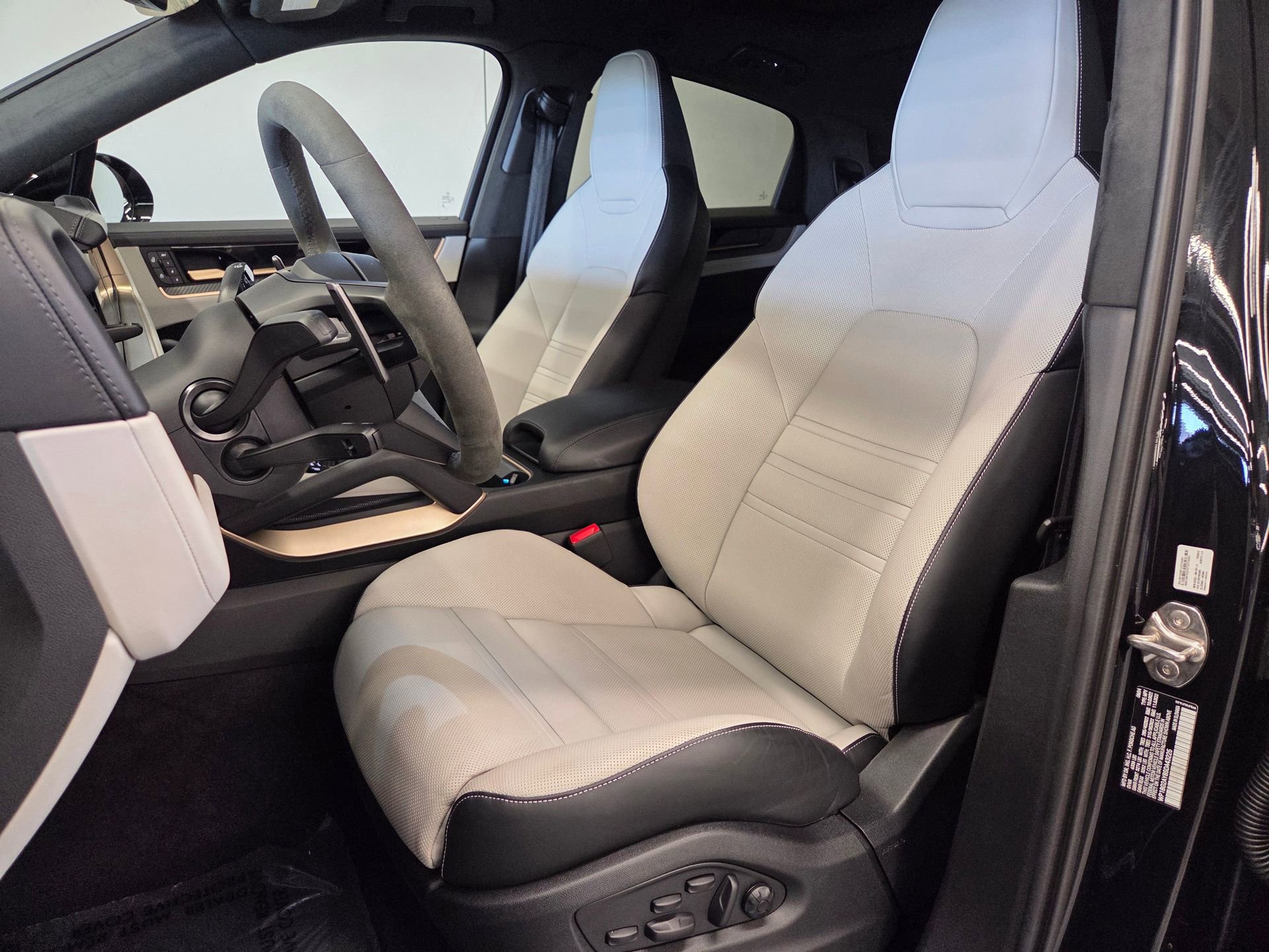 Certified 2025 Porsche Cayenne GTS AWD/4WD image 5