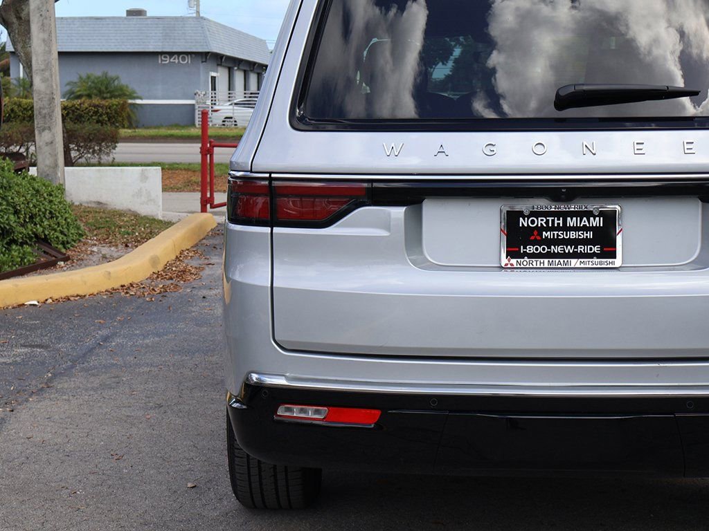 Used 2025 Jeep Wagoneer L Series II w/ 8-pass Seating Package AWD/4WD image 16