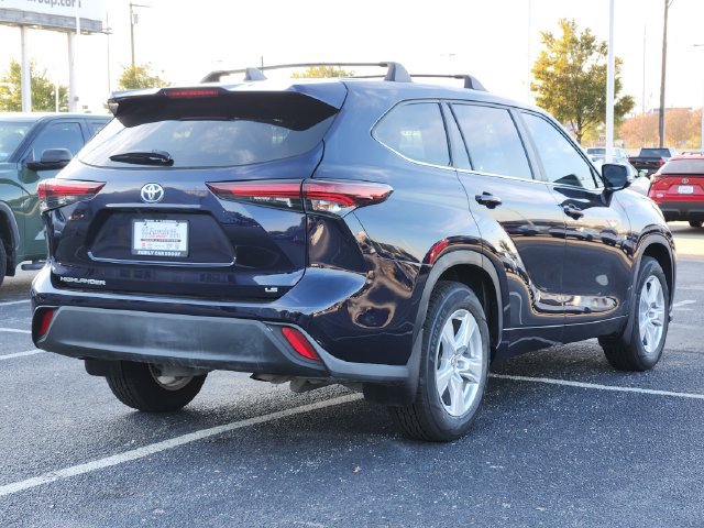 Used 2024 Toyota Highlander LE FWD image 3