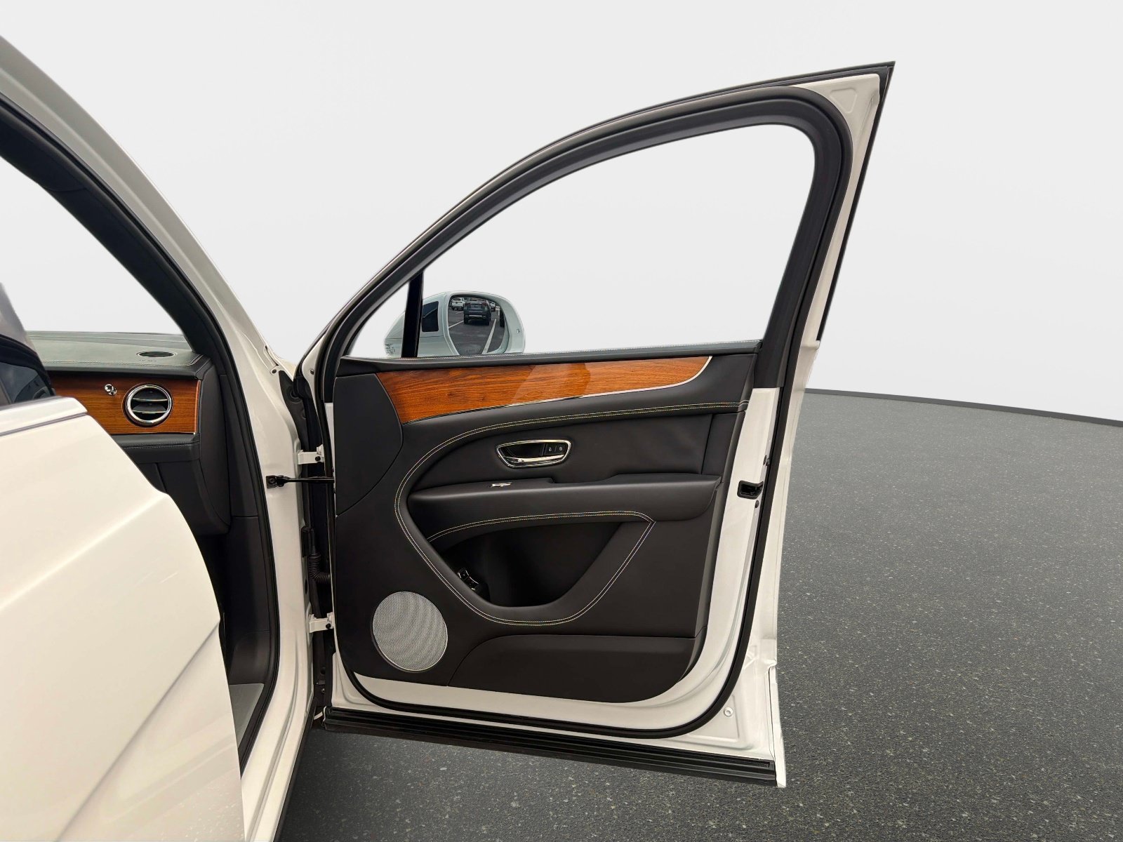 Used 2022 Bentley Bentayga AWD/4WD image 23