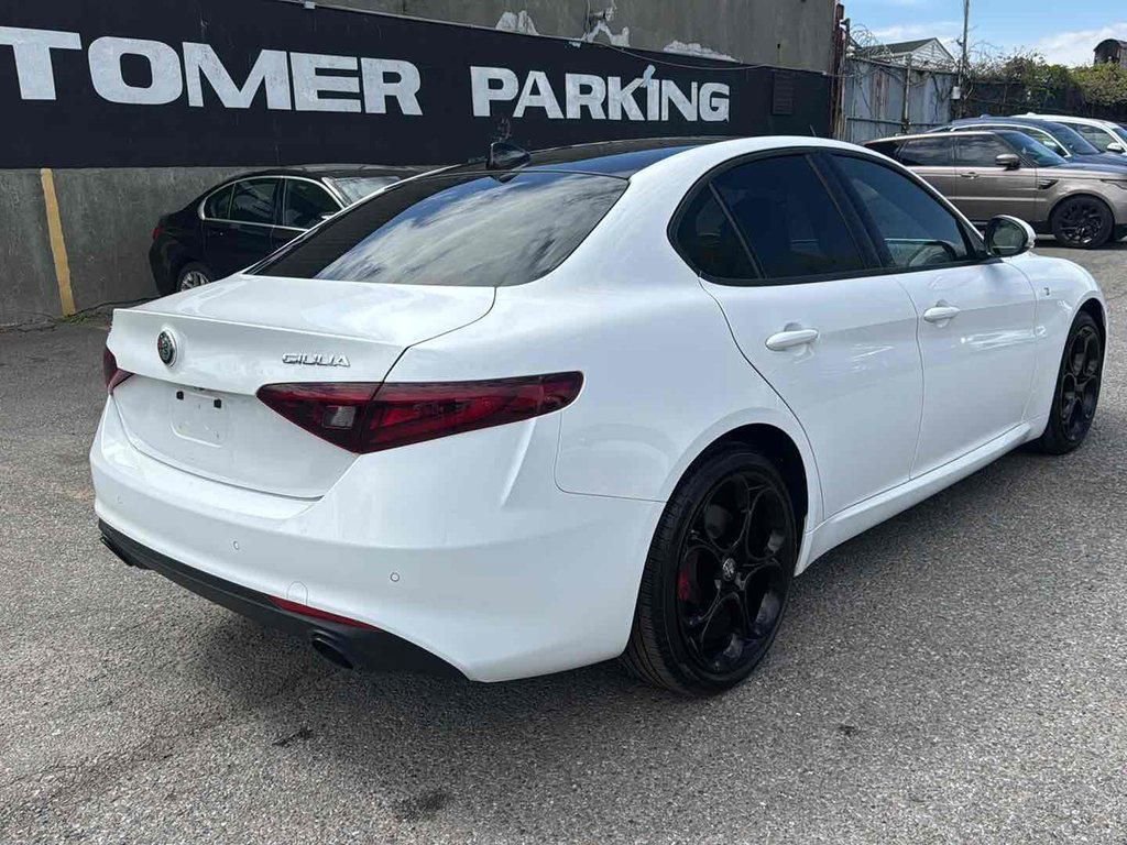 Used 2022 Alfa Romeo Giulia Ti AWD/4WD image 4