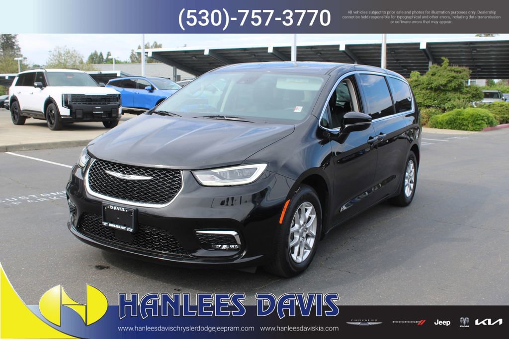 Used 2024 Chrysler Pacifica Touring-L image 3