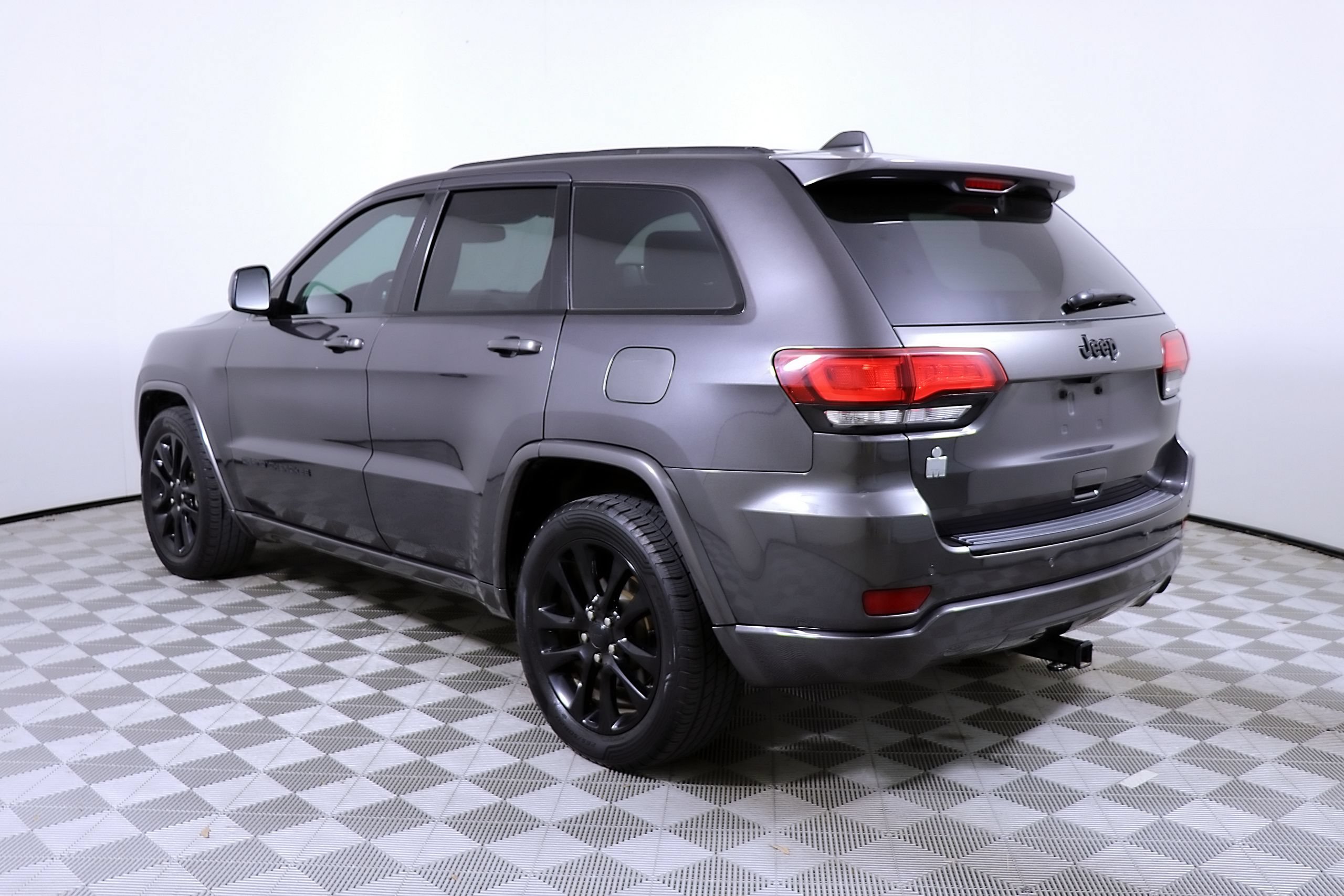 Used 2017 Jeep Grand Cherokee Altitude RWD image 9