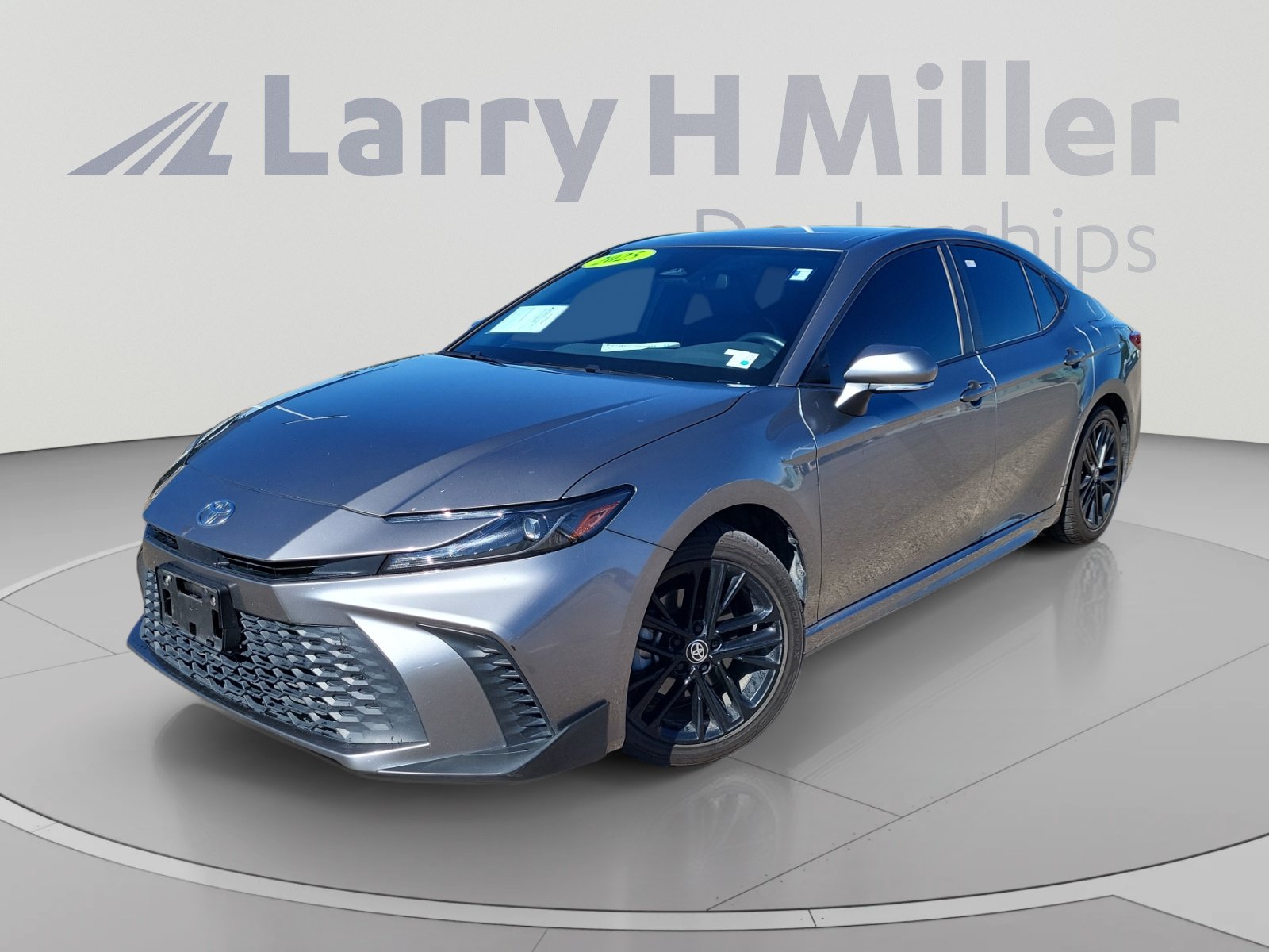Used 2025 Toyota Camry SE FWD image 1
